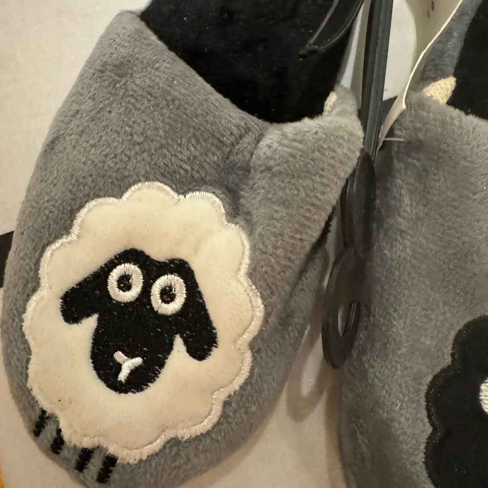The CUTEST, coziest comfy slipper for your little! 1 white sheep/1 black sheep🐑